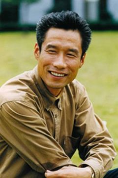 Peiqi Liu interpreta Comrade Liu