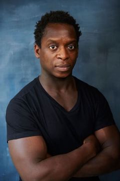 Kobna Holdbrook-Smith interpreta Warden Walker