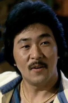 Johnny Wang Lung-Wei interpreta Wai