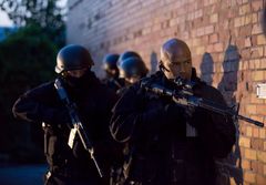 Jim Codrington interpreta Detective