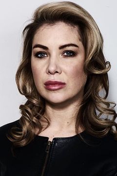 Erica Emm interpreta Julia - MP Wife