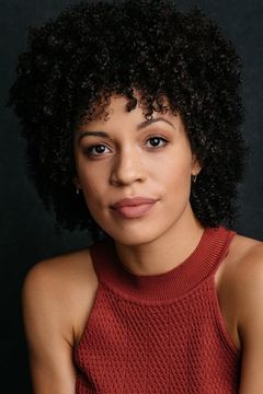 Sasha Hutchings interpreta Secretary