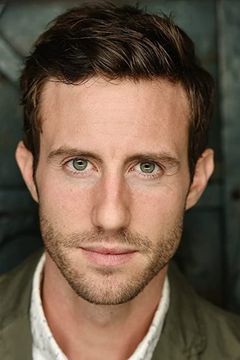 Jason Burkey interpreta Spencer