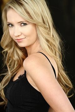 Lindsay Selles interpreta Bride