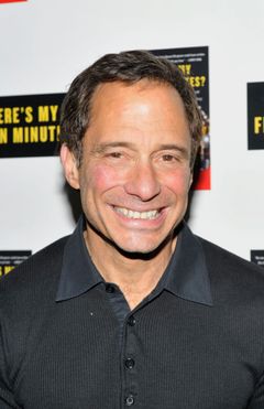 Harvey Levin interpreta Himself