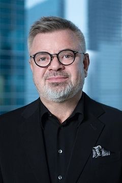 Sergey Kalvarsky interpreta guest