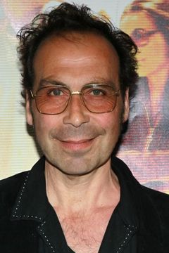 Taylor Negron interpreta Francois