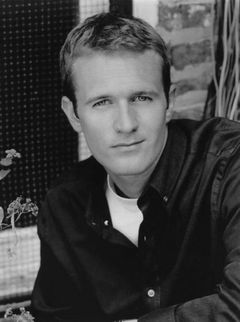 Christopher Kroon interpreta Michael as a young boy