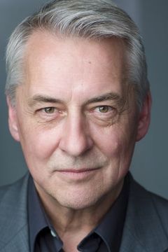 Tom Knight interpreta Physician