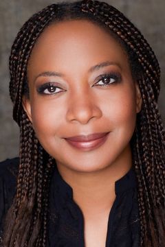 Nicole Randall Johnson interpreta Louise