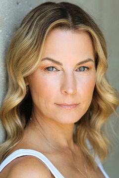 Brenda Lee Howard interpreta Crystal