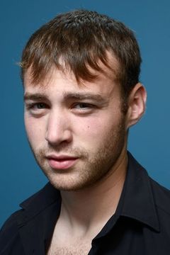 Emory Cohen interpreta Cockroach