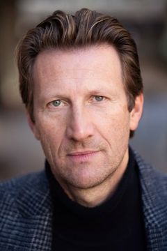 Mark Bazeley interpreta Jim Atwood