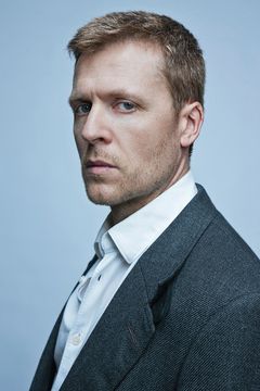 Devon Avery interpreta Poker Playing Prisoner (uncredited)