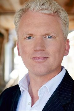 Jason Bryden interpreta Announcer Phil