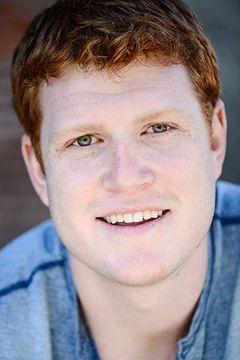 Tim Whalen interpreta Young Cop