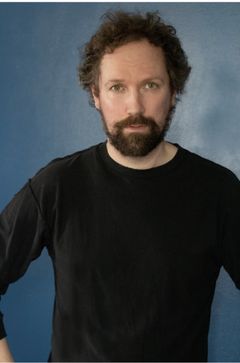 Dave Leach interpreta Mordecai