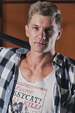 Reon Van Der Watt interpreta Tracker Leader