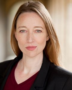 Elizabeth Conboy interpreta Security woman