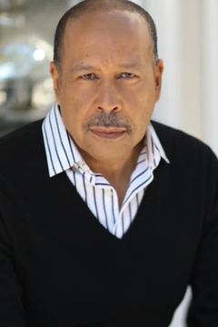 Lance E. Nichols interpreta Winston