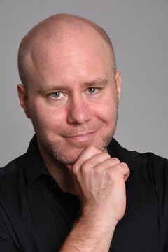 Martin Rutegård interpreta Journalist på Tidningsredaktionen