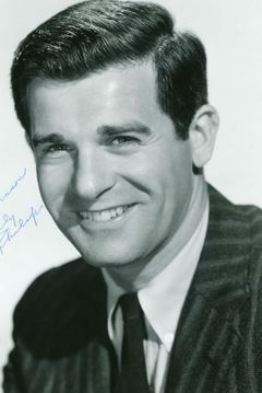 Lee Philips interpreta 1st Lt. Carl Abbott