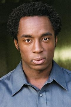 Adrian Neblett interpreta Local