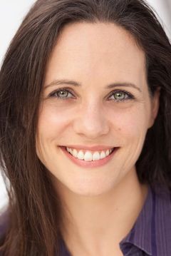 Melanie Munt interpreta Senior Female Detective (uncredited)