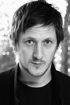 Ben Cartwright interpreta Grave Policeman