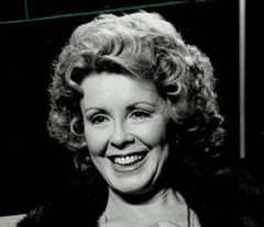 Beverlee McKinsey interpreta Irene Lily