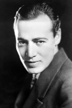 Leslie Fenton interpreta Dan Farrow
