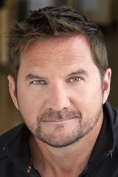 Peter Michael Dillon interpreta Detective Bill McDougal