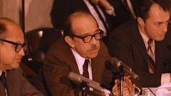 William Bowers interpreta Senate Committee Chairman