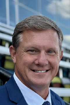 Bob Dillner interpreta SPEED Channel Reporter