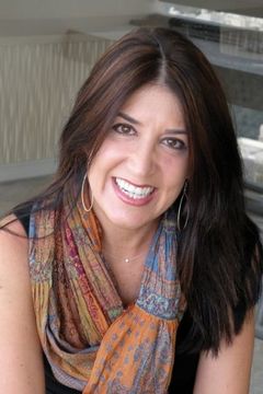 Dana E. Glauberman interpreta Hotel Phone Operator (voice) (uncredited)