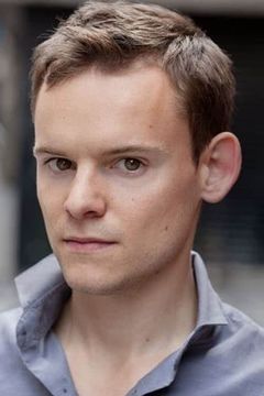 James Anthony Pearson interpreta Bernard'Barney' Sumner