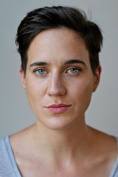 Imogen Daines interpreta Jackie