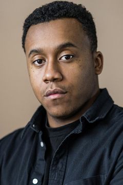 Jonathan Jules interpreta Jones