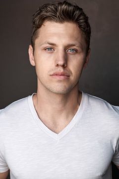 Addam Bramich interpreta Chris