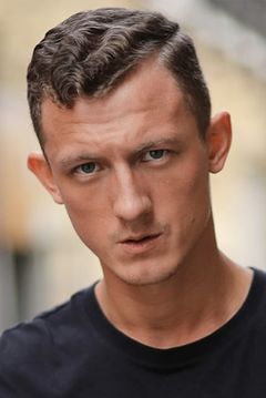 Aidan Knight interpreta Tie Fighter Pilot (uncredited)