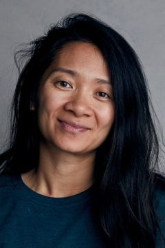 Chloé Zhao interpreta Globe Patron (uncredited)