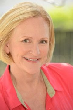 Connie Cooper interpreta Mrs. Winchell