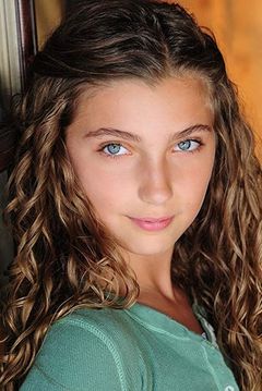 Spencer Lacey Ganus interpreta Teen Elsa (voice)