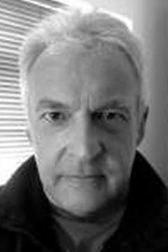 Dan Russell interpreta Additional Characters (voice)