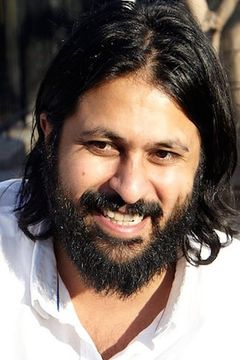 Vikram Gandhi interpreta Vikram Gandhi