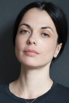 Violaine Gillibert interpreta Karine