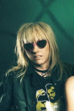 Suzi Gardner interpreta Camel Lips