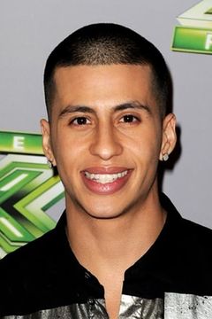 Carlito Olivero interpreta Theo
