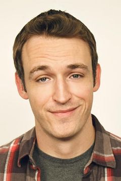 Dan Soder interpreta Dudley Mafee