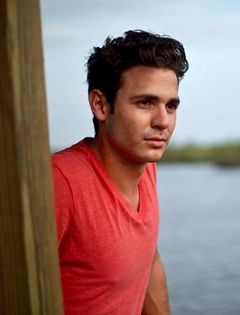 Stuart Lafferty interpreta Leo